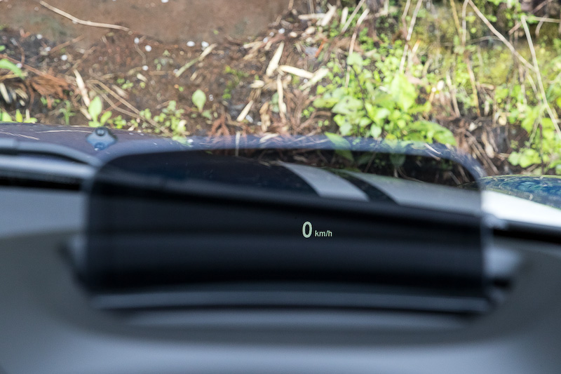 インテリアでは、MINIらしい円形デザインをモチーフとして採用しながらクローム仕上げを取り入れることで上質な空間に仕上げた。従来モデルに比べリアシートを中心に室内空間が広くなり、快適性が向上。リアのバックレストは40：20：40分割可倒式で、トランク容量は先代モデルから100L拡大して450Lとなった。そのほか撮影車にはラゲッジスペースの後端に腰掛けるためのオプション装備「ピクニック・ベンチ」（1万6000円）が備わっていた