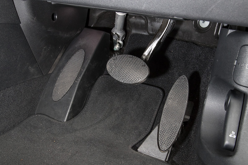 インテリアでは、MINIらしい円形デザインをモチーフとして採用しながらクローム仕上げを取り入れることで上質な空間に仕上げた。従来モデルに比べリアシートを中心に室内空間が広くなり、快適性が向上。リアのバックレストは40：20：40分割可倒式で、トランク容量は先代モデルから100L拡大して450Lとなった。そのほか撮影車にはラゲッジスペースの後端に腰掛けるためのオプション装備「ピクニック・ベンチ」（1万6000円）が備わっていた