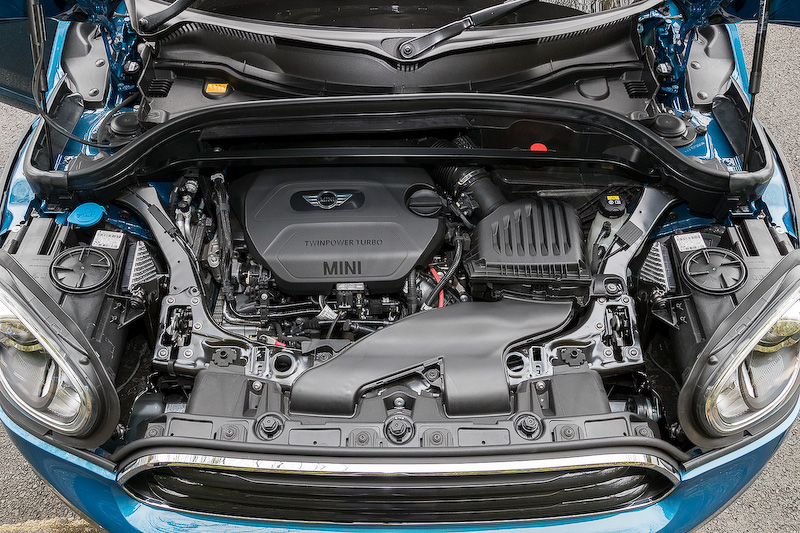 MINI クーパー D クロスオーバーのパワートレーンは最高出力110kW（150PS）、最大トルク330Nmを発生する直列4気筒2.0リッター直噴ディーゼルターボエンジンに8速ATを組み合わせる