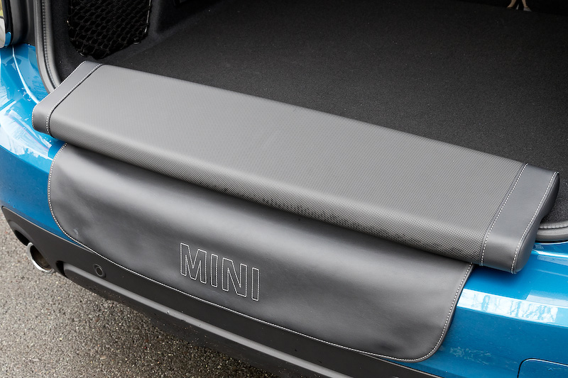 インテリアでは、MINIらしい円形デザインをモチーフとして採用しながらクローム仕上げを取り入れることで上質な空間に仕上げた。従来モデルに比べリアシートを中心に室内空間が広くなり、快適性が向上。リアのバックレストは40：20：40分割可倒式で、トランク容量は先代モデルから100L拡大して450Lとなった。そのほか撮影車にはラゲッジスペースの後端に腰掛けるためのオプション装備「ピクニック・ベンチ」（1万6000円）が備わっていた