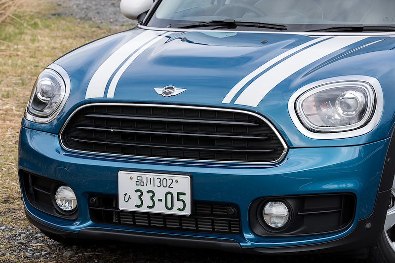 新型MINI クロスオーバーのボディサイズは先代モデルから全長を195mm、全幅を30mm、全高を45mm拡大し、4315×1820×1595mm（全長×全幅×全高）となった。足下は17インチアルミホイールにブリヂストン「TURANZA」（225/55 R17）の組み合わせ