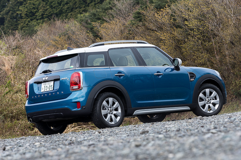 2月に発売された新型「MINI クロスオーバー」。今回試乗したのはエントリーグレードの「MINI クーパー D クロスオーバー」（386万円）で、ボディカラーはアイランド・ブルー・メタリック