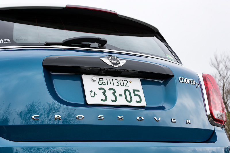 新型MINI クロスオーバーのボディサイズは先代モデルから全長を195mm、全幅を30mm、全高を45mm拡大し、4315×1820×1595mm（全長×全幅×全高）となった。足下は17インチアルミホイールにブリヂストン「TURANZA」（225/55 R17）の組み合わせ