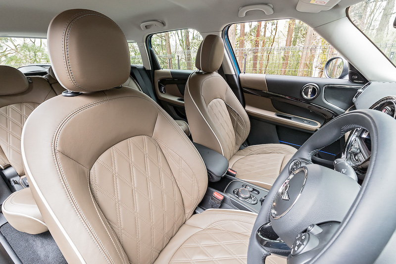 インテリアでは、MINIらしい円形デザインをモチーフとして採用しながらクローム仕上げを取り入れることで上質な空間に仕上げた。従来モデルに比べリアシートを中心に室内空間が広くなり、快適性が向上。リアのバックレストは40：20：40分割可倒式で、トランク容量は先代モデルから100L拡大して450Lとなった。そのほか撮影車にはラゲッジスペースの後端に腰掛けるためのオプション装備「ピクニック・ベンチ」（1万6000円）が備わっていた