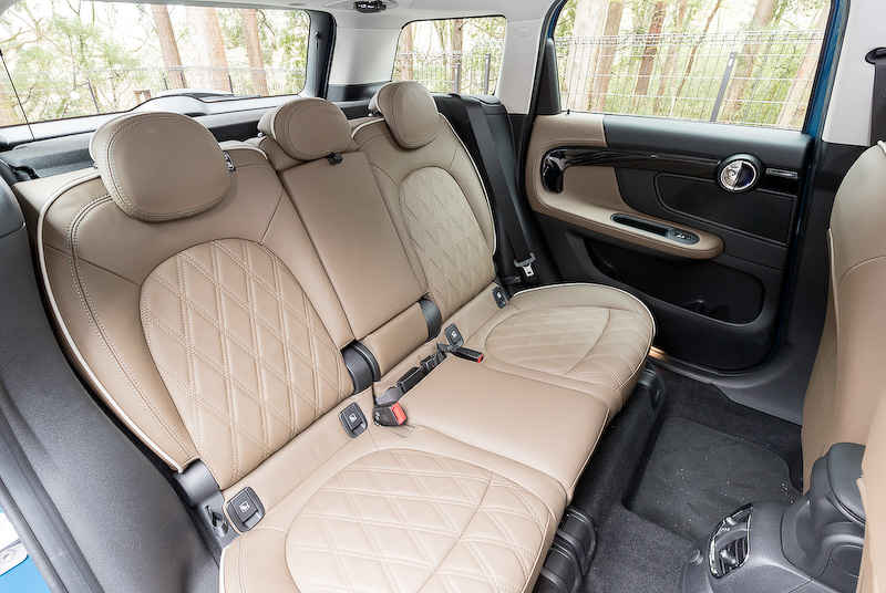 インテリアでは、MINIらしい円形デザインをモチーフとして採用しながらクローム仕上げを取り入れることで上質な空間に仕上げた。従来モデルに比べリアシートを中心に室内空間が広くなり、快適性が向上。リアのバックレストは40：20：40分割可倒式で、トランク容量は先代モデルから100L拡大して450Lとなった。そのほか撮影車にはラゲッジスペースの後端に腰掛けるためのオプション装備「ピクニック・ベンチ」（1万6000円）が備わっていた