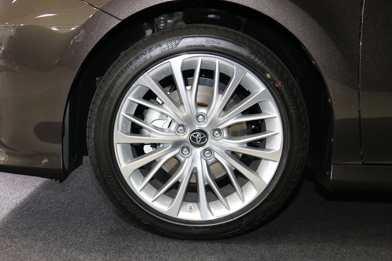 G“レザーパッケージ”は18×8Jのアルミホイールに235/45 R18タイヤを組み合わせて標準装備