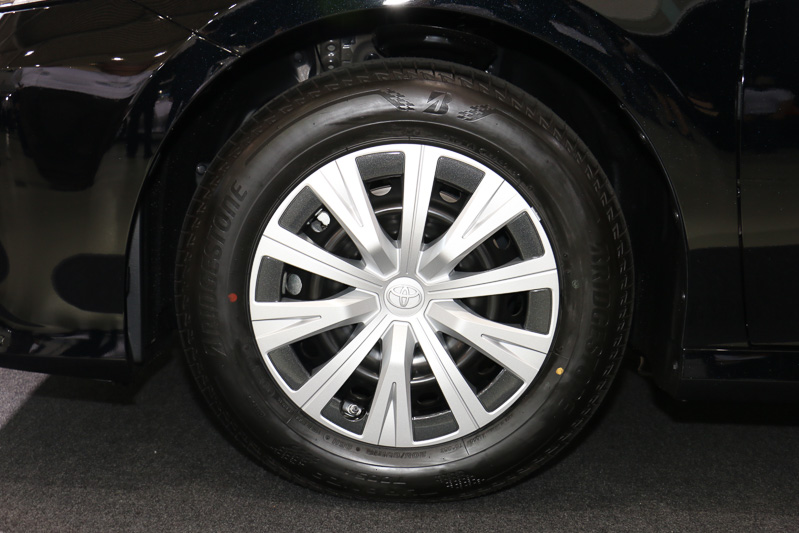 Xは樹脂フルキャップ付きの16×6.5Jのスチールホイールに205/65 R16を組み合わせて標準装備