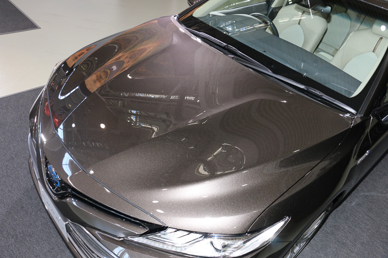 ボンネットには複雑なプレスラインが与えられている