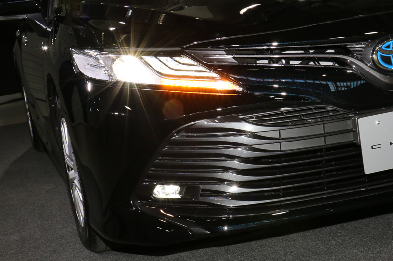 「Bi-Beam LEDヘッドランプ」（オートレベリング機能付）を全車標準装備