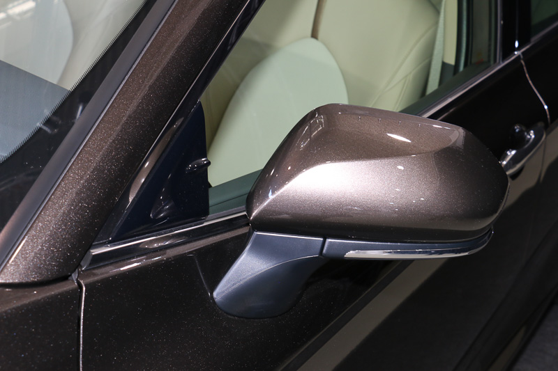 ドアミラーをピラー側からドアパネル側に移動させ、運転席からの視認性を高めている