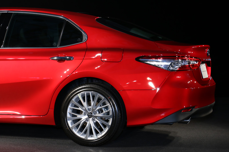 ルーフを後方まで伸ばして後席の頭上空間を確保したほか、太いCピラーで力強さなどを演出