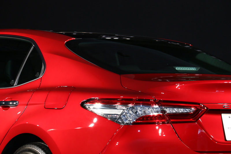 ルーフを後方まで伸ばして後席の頭上空間を確保したほか、太いCピラーで力強さなどを演出