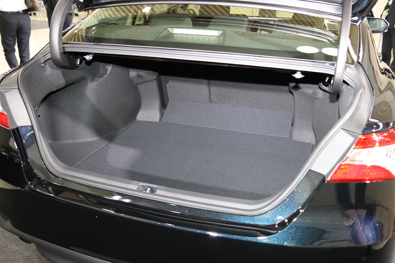 トランク容量は524Lでゴルフバッグ4個を収納可能。リアシートは6：4分割可倒式で、開口部上側に設置したロック解除レバーを引いたあと、シートバックを前に倒すと長い荷物も収納できる