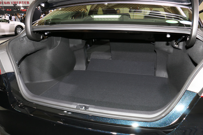 トランク容量は524Lでゴルフバッグ4個を収納可能。リアシートは6：4分割可倒式で、開口部上側に設置したロック解除レバーを引いたあと、シートバックを前に倒すと長い荷物も収納できる
