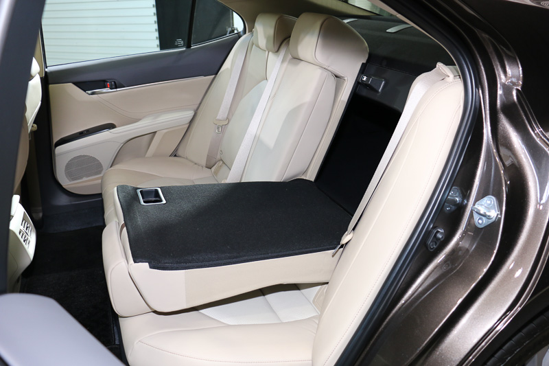 トランク容量は524Lでゴルフバッグ4個を収納可能。リアシートは6：4分割可倒式で、開口部上側に設置したロック解除レバーを引いたあと、シートバックを前に倒すと長い荷物も収納できる