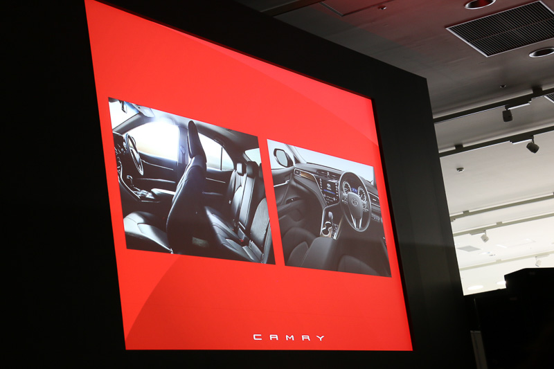 広々とした車内のスペースに加え、視認性のよさで走りのよさをアシスト。また、ドライバーが運転に集中できるよう、新採用のカラーヘッドアップディスプレイやマルチインフォメーションディスプレイ、センターコンソールのナビ画面で表示内容を連携させ、運転中の視線移動が少なくなるよう最適化している