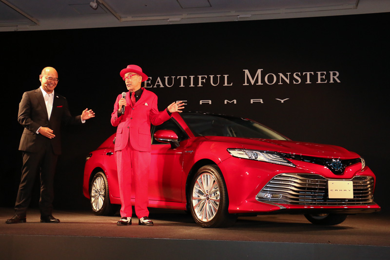 発表会の後半には、新たに「カムリアンバサダー」に就任したテリー伊藤さんと勝又チーフエンジニアによるトークセッションも実施された