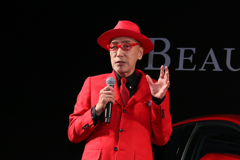 カムリアンバサダーのテリー伊藤さん。スーツ、帽子、ネクタイは「カムリに合わせて作ってきた」という