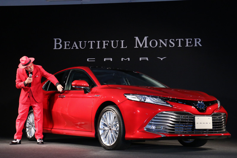 テリー伊藤さんはドアパネルのラインやフロントマスクの技術的なハードルの高さを「トヨタさんじゃなければできない」と評した