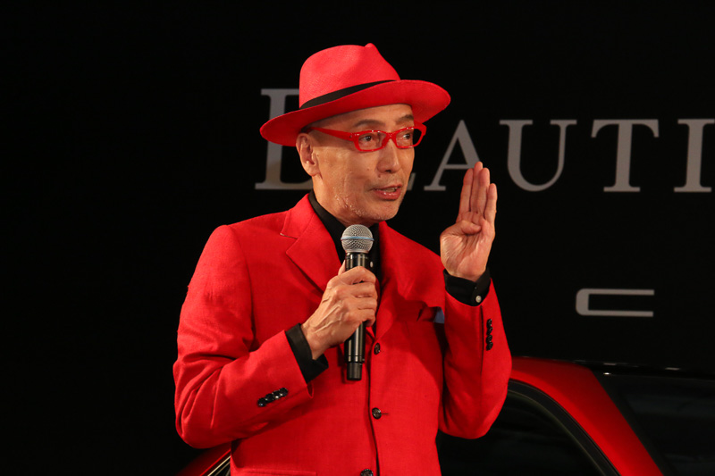 事前に新しいカムリに試乗したというテリー伊藤さんは「ハイブリッドの走りはびっくりです！」と語り、さらに「ブレーキを踏んだときに、すごく気持ちいい止まり方をする」と語った