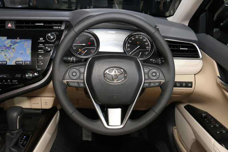 G“レザーパッケージ”のインパネ。本革巻きステアリングにはピアノブラックとメッキの加飾パネルを備える