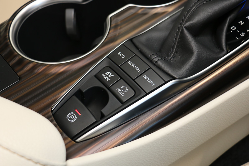 「エコモード」「ノーマルモード」「スポーツモード」の3種類に切り替え可能な「ドライブモードスイッチ」
