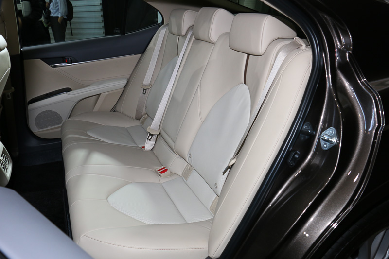 G“レザーパッケージ”のシートはパーフォレーション付の本革表皮