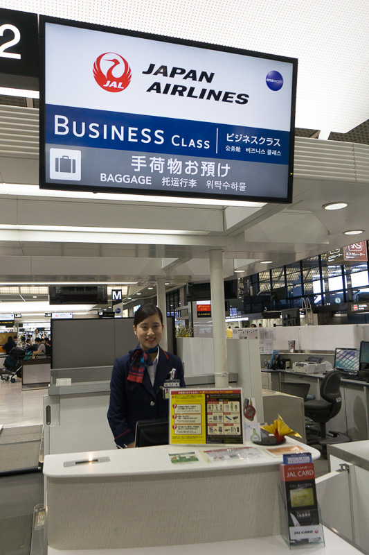 地上接客スタッフにパスポートなどを渡すと搭乗手続きをしてもらえる