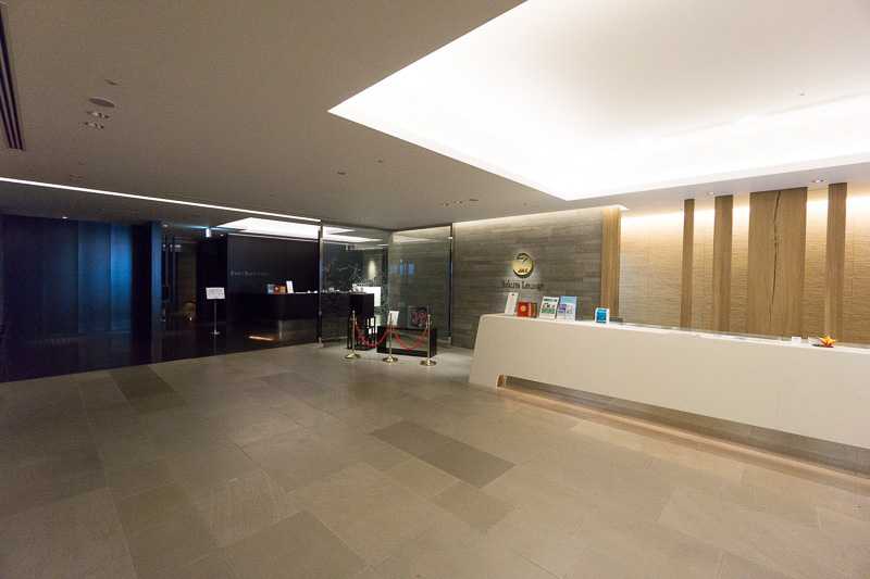 JALの第2ターミナル本館3階のラウンジ。左側がファーストクラスラウンジ、右側がサクララウンジとなる