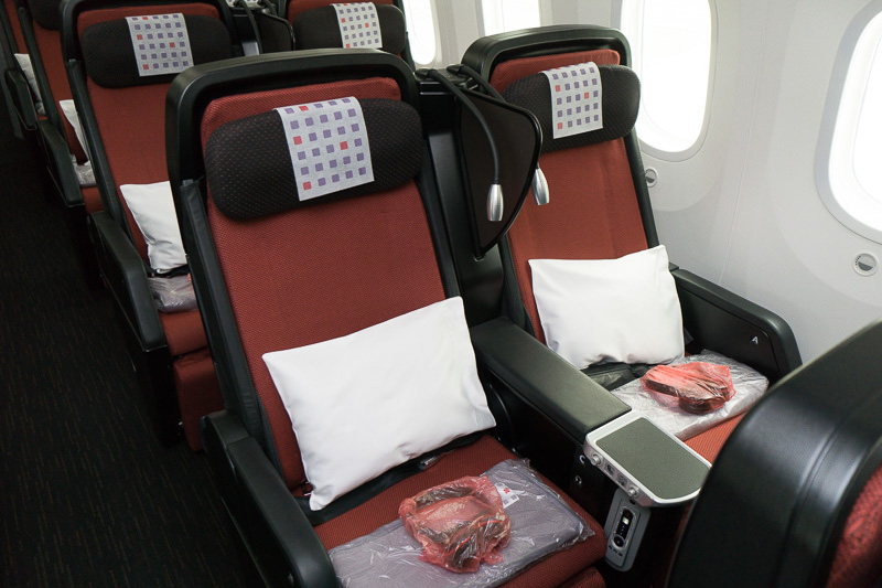 リクライニングはシート自体が前にせり出す形で後ろには影響を与えない