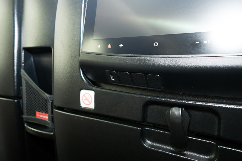 画面の横には小物入れも。スマートフォンなどを入れておくのが便利