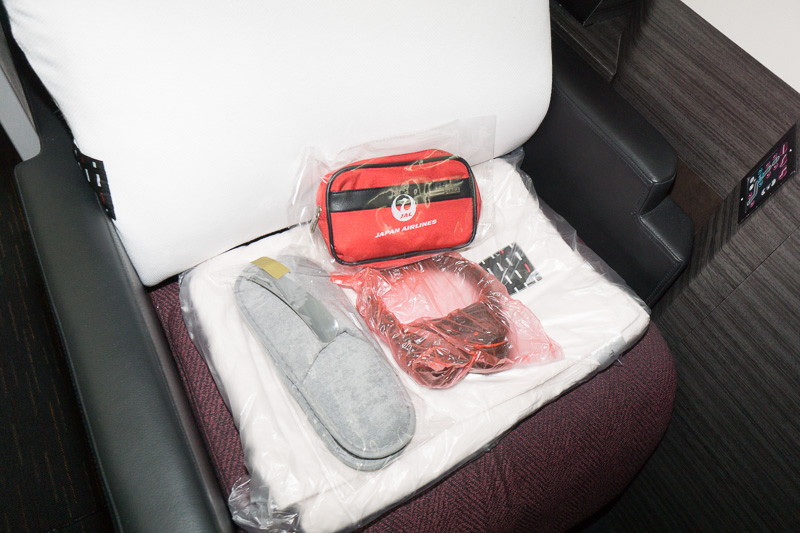 各席に置かれているアメニティキットなど