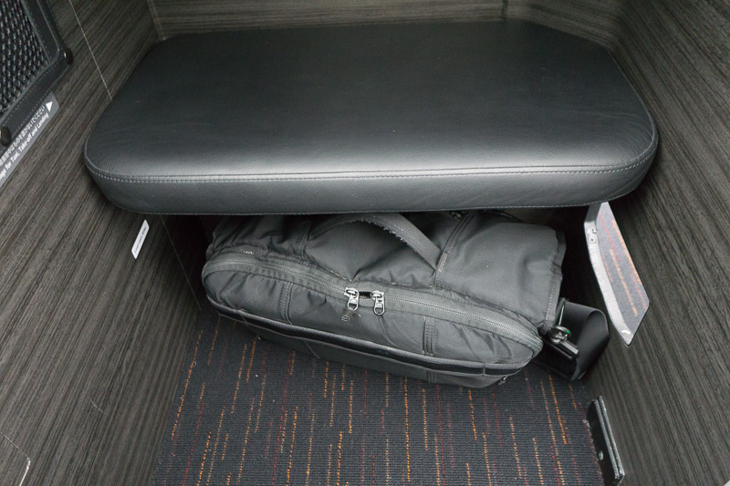 オットマンの下には機内持ち込み可能なスーツケースも置ける