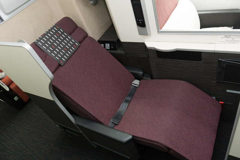 シートを徐々に下げていくとフルフラットになる