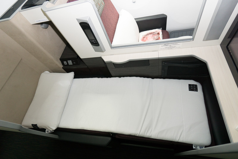 エアウィーヴのマットレスと枕が用意されている。敷いてみるとまさにベッドそのものだ