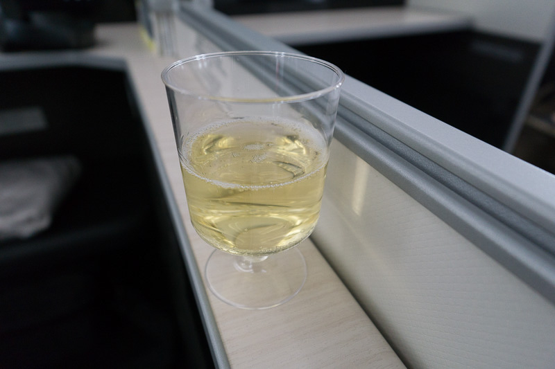 ビジネスクラスに乗ったら欠かせないのはシャンパンのウェルカムドリンクだ。普段はあまりお酒を飲まない筆者もこれだけはいただくようにしている