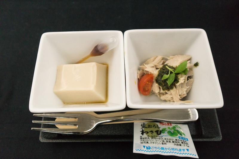 ”胡麻豆腐 山葵のせ"と”鮪のコンフィ”