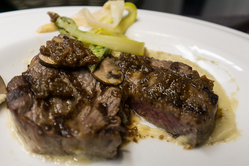 和牛サーロインステーキとキャビアオーベルジーヌ シャンピニオンのソース