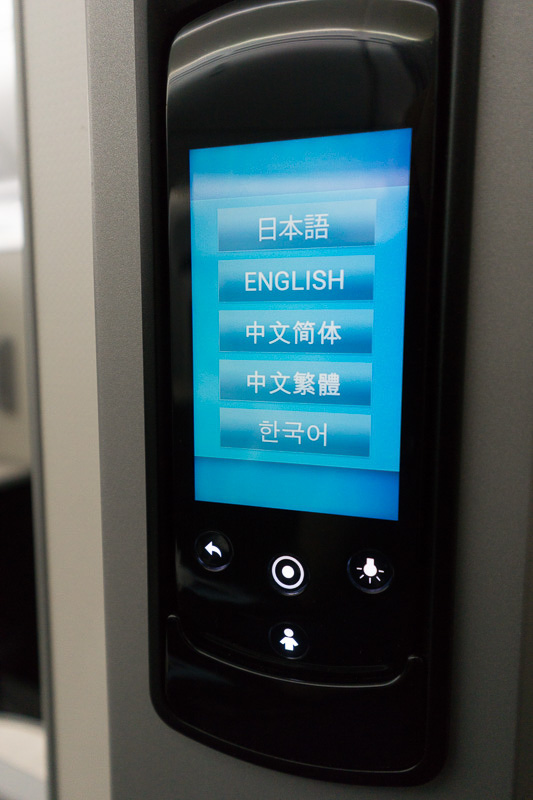 備え付けの23型ディスプレイで映画を見たりできるが、今回は仕事をしないといけなかったため、フライト情報を表示させていた