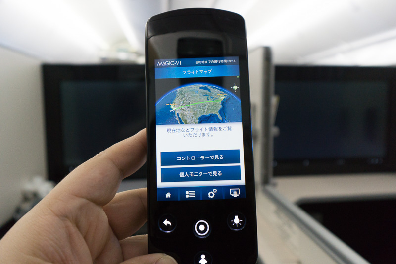 備え付けの23型ディスプレイで映画を見たりできるが、今回は仕事をしないといけなかったため、フライト情報を表示させていた
