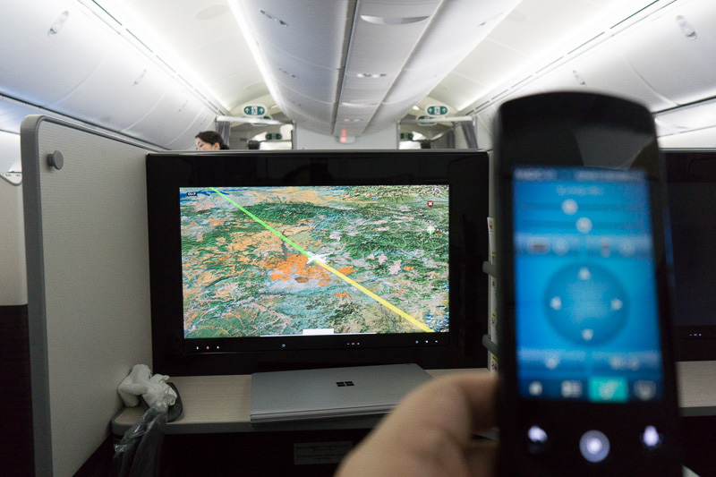 備え付けの23型ディスプレイで映画を見たりできるが、今回は仕事をしないといけなかったため、フライト情報を表示させていた