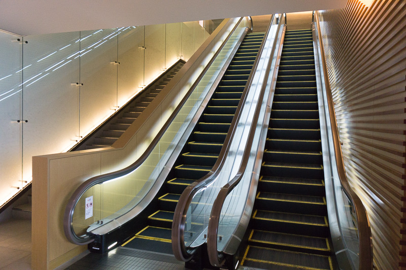 入り口（3階）からはエスカレータを利用して2階へ降りる