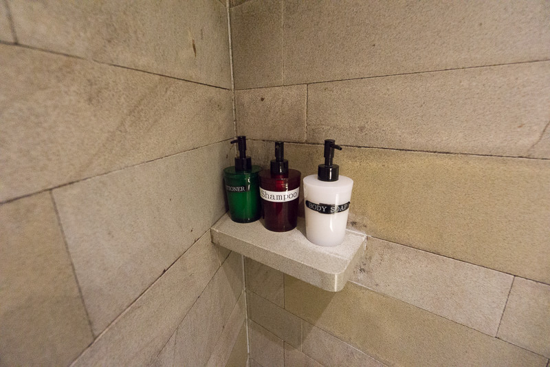 出勤先から直接空港に来たビジネストラベラーにとってありがたい施設。空きがあればすぐ使えるが、空きがない場合には予約が必要なので、ラウンジについたらまず予約確認だ