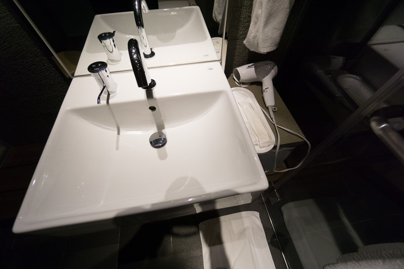 出勤先から直接空港に来たビジネストラベラーにとってありがたい施設。空きがあればすぐ使えるが、空きがない場合には予約が必要なので、ラウンジについたらまず予約確認だ