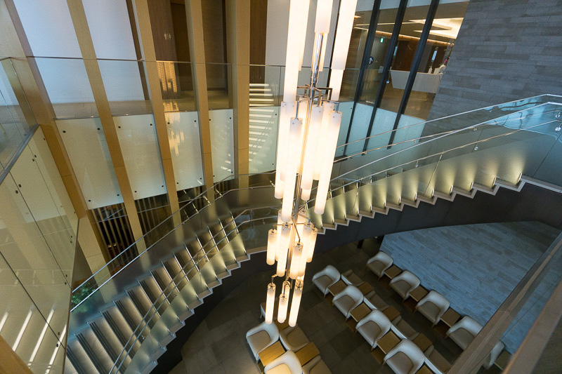 ダイニングは3階に用意されていて、エレベータか螺旋階段で上がる