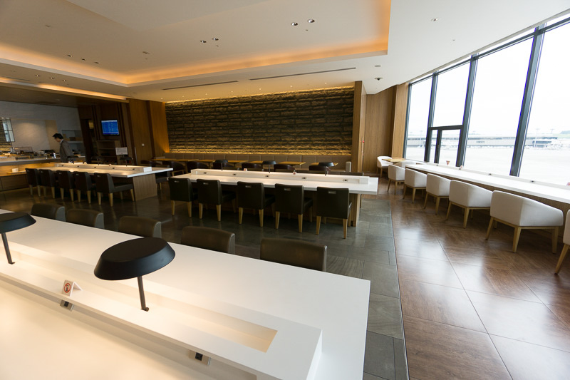 外の光がうまく入るようにデザインされているダイニングスペース