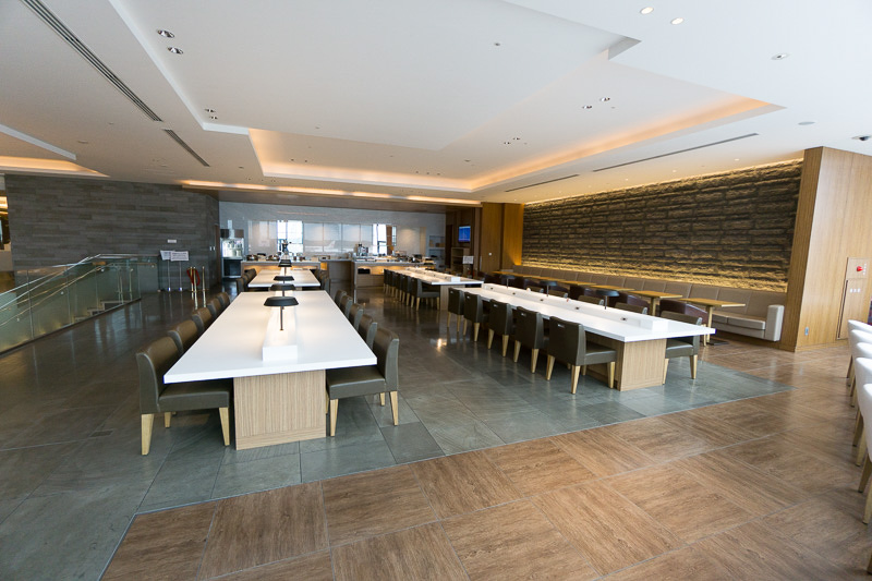 外の光がうまく入るようにデザインされているダイニングスペース