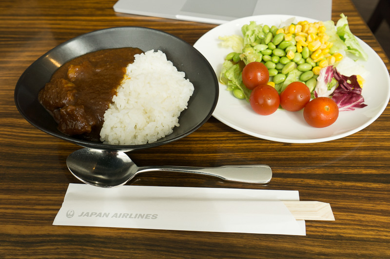 お勧めの組み合わせは、ビーフカレーとサラダだ