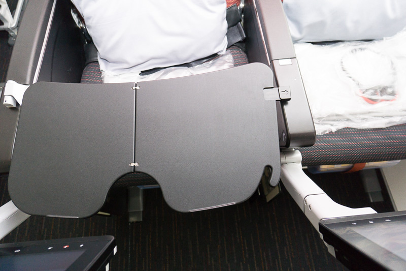 最前列の机はアームレストに収納するため、安定性がイマイチな場合が多いが、JALの場合はこの飛び出す部分が反対側のアームレストに接地するため、安定性が高い。機内でPCを使うユーザーには見逃せないポイント