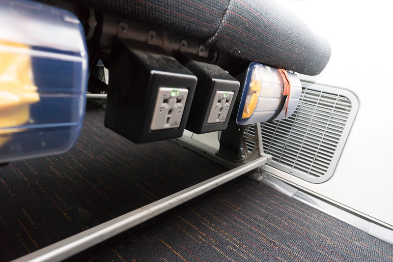 各座席に電源が用意されている